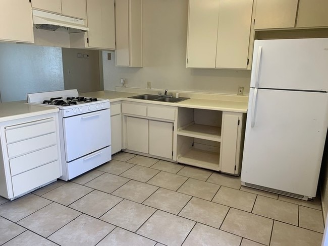 Building Photo - Corner unit available in Armona!