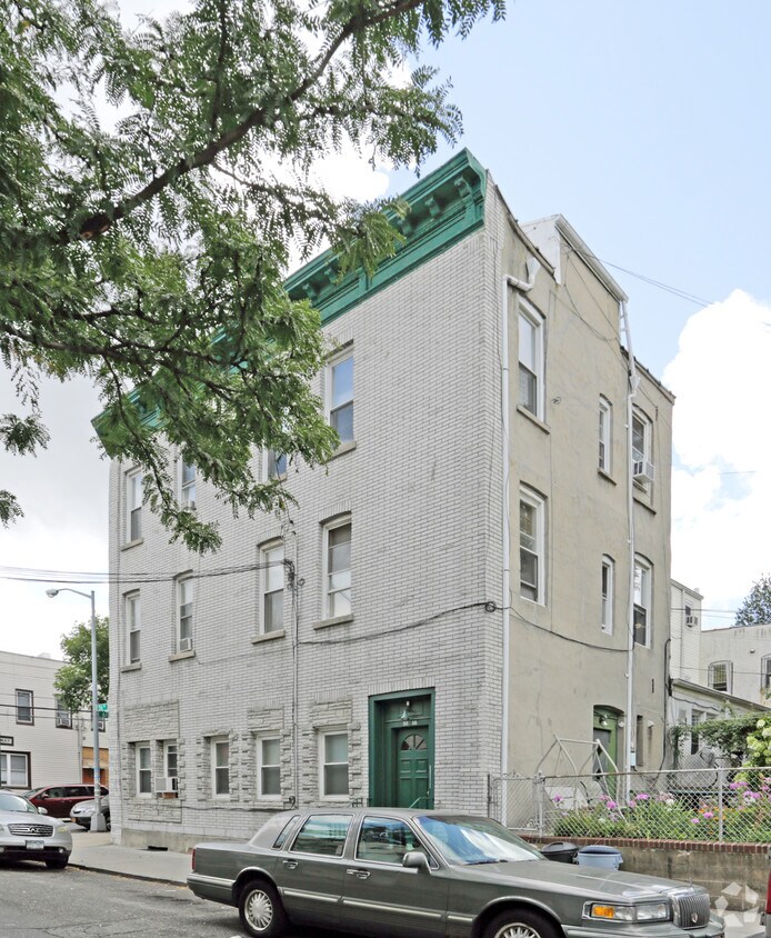 Foto del edificio - 56-30 61st St