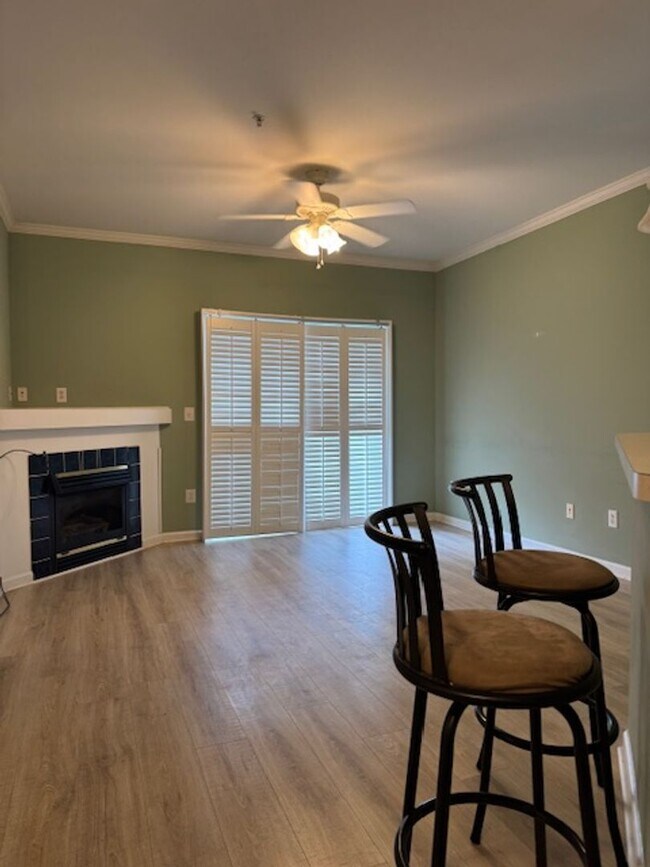 Foto del edificio - Spacious Condo in Knollwood – Pool, Gym an...