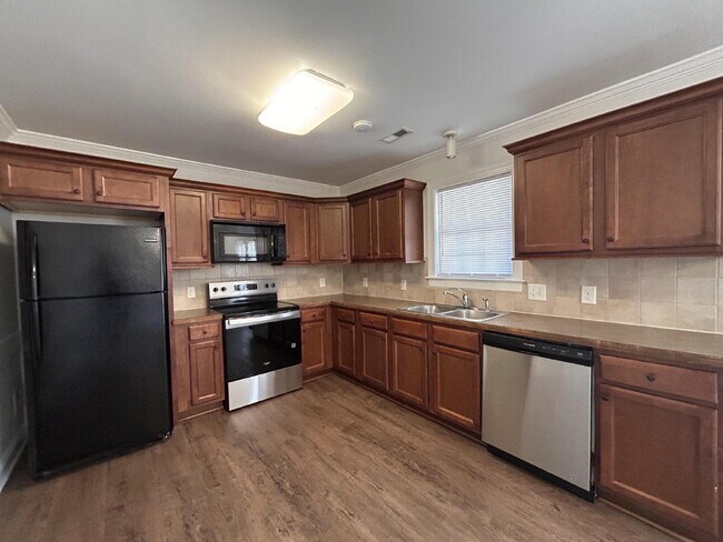 Building Photo - Beautiful 3 Bedroom, 2.5 Bath Townhome in South Pointe!