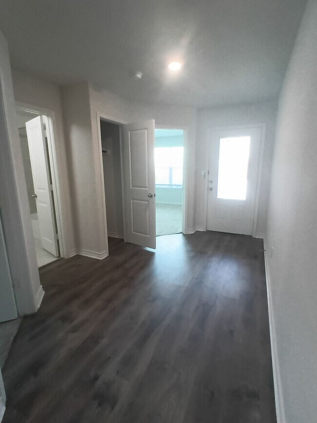 Building Photo - Beautiful 3-Bedroom Home with Open Floor Plan in Whisper Falls!