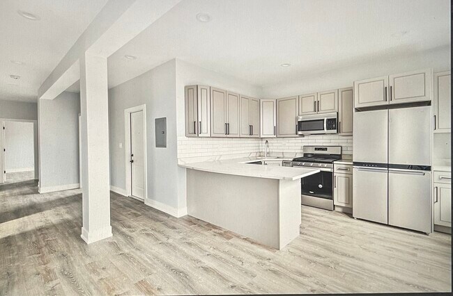 Building Photo - 1321 W Birchwood Ave