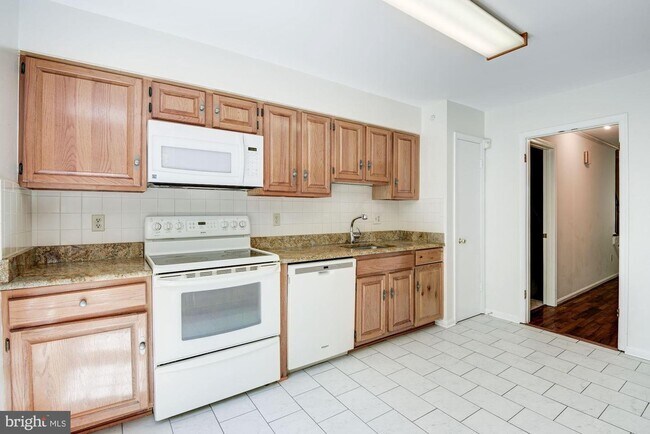 Foto del edificio - 7512 Heatherton Ln