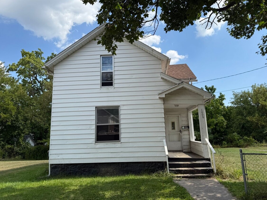 Primary Photo - 1009 Adrian St