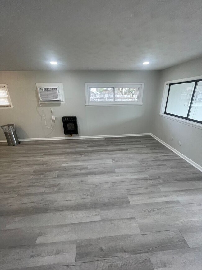 Building Photo - 1/1 Home Available For Rent!