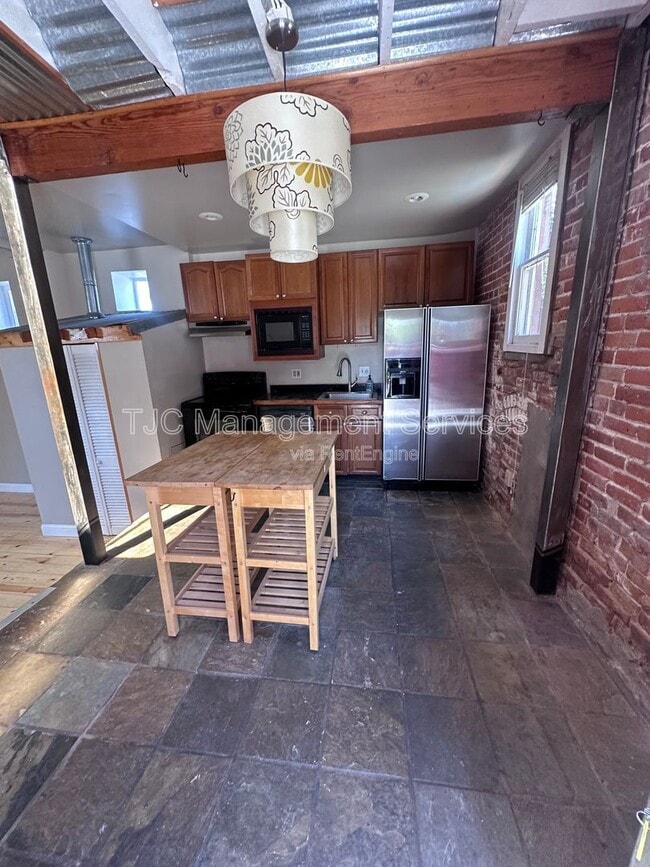 Building Photo - 1565 N Race St