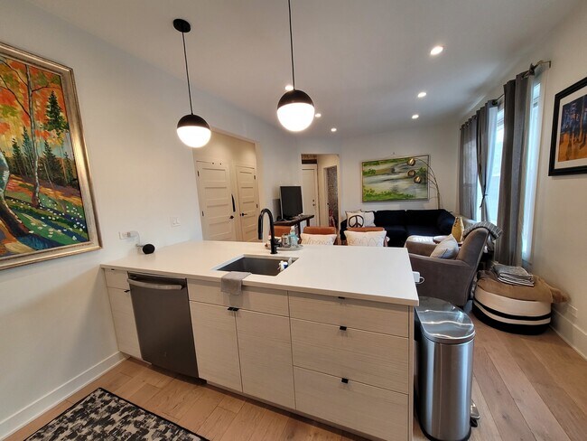 Foto del edificio - 1656 W Summerdale Ave