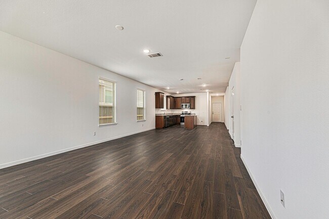 Building Photo - Like New 4 bedroom, 2 1/2 bath, 1 story in...