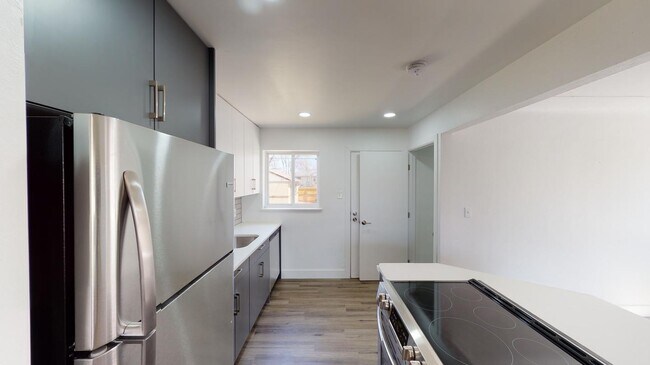 Foto del edificio - Renovated Park Hill brick home with large backyard