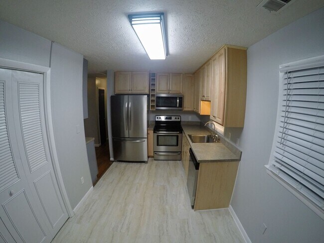 Building Photo - One Level House in Madison Heights