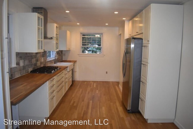 Building Photo - 108 Woodridge Ave