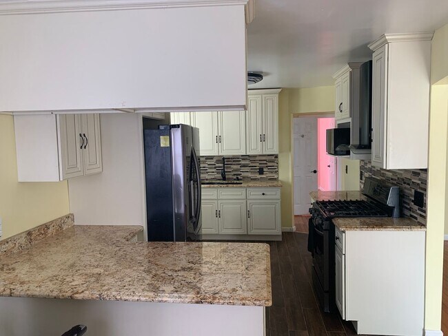 Foto del edificio - Terrific 4 Bed/1 Bath Home in Elmont!