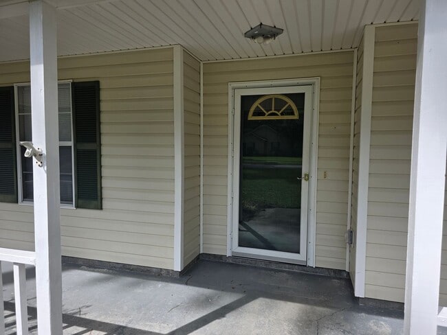 Building Photo - 211 Woodbury Ln