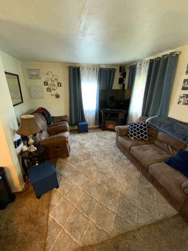 Foto del edificio - Tacoma home 3bdr 2 bath 1 car garage **** this home is still occupied please do not disrupt the r...