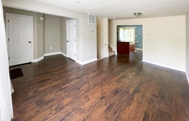 Building Photo - Cozy 3 BR/2 Full BA & 2 Half BA Townhome i...