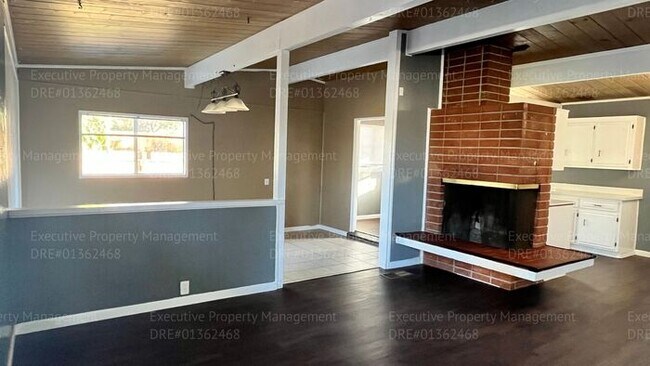 Foto del edificio - 3 bedroom/ 1.5 bathroom home with a detach...