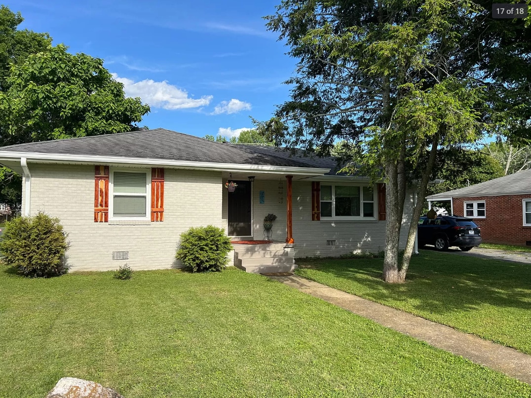 Primary Photo - 919 3rd Ave