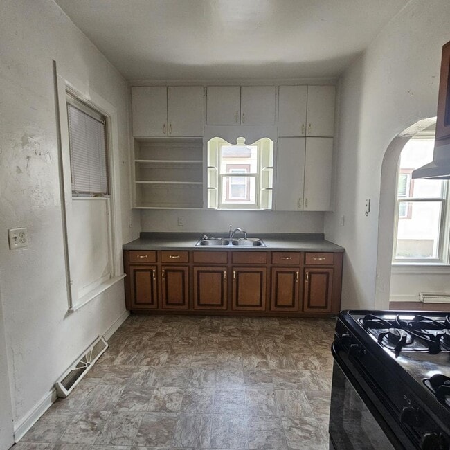 Building Photo - 1323 Shore Dr