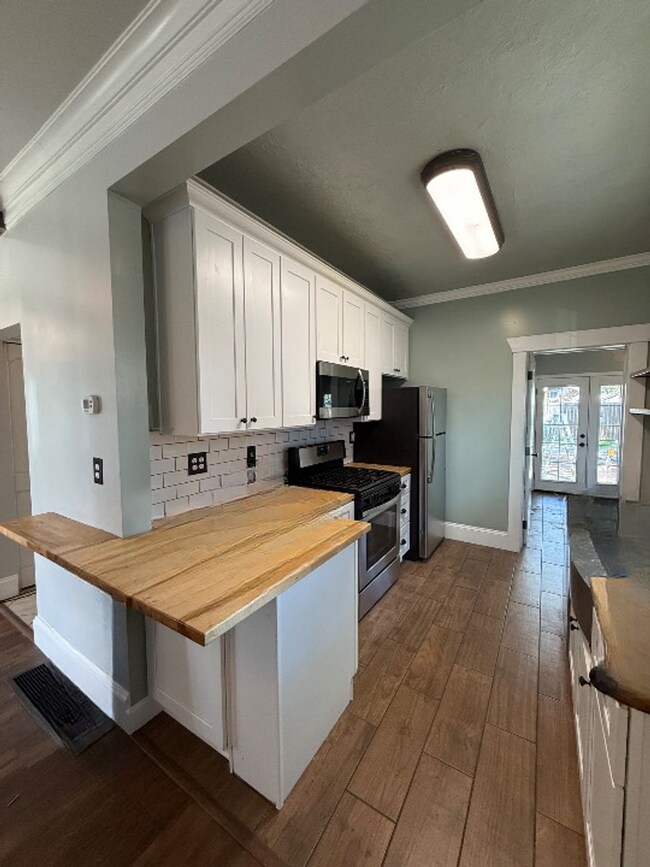 Foto del edificio - Remodeled 3 Bed 2 Bath Spokane Home w/ Large Fully-Fenced Yard + Huge Chicken Coop/Run & Garden!