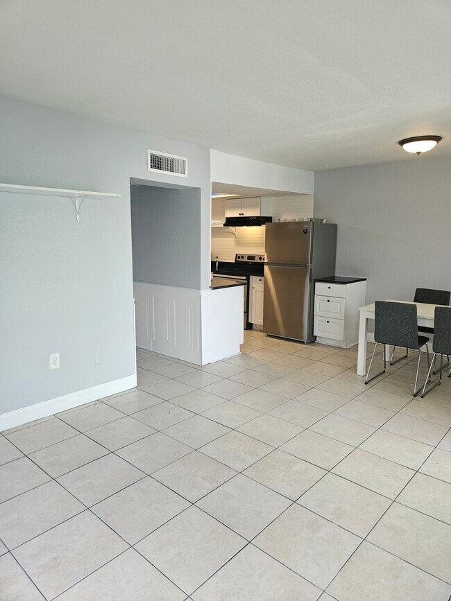 Cocina y comedor - 309 Avanda Ct