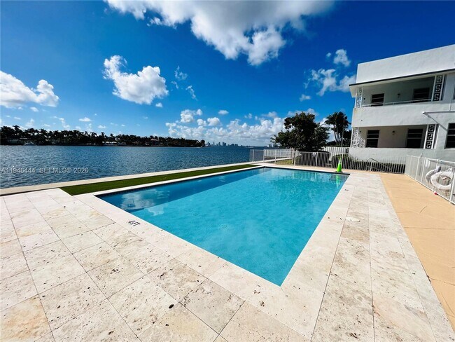 Foto del edificio - 960 Bay Dr