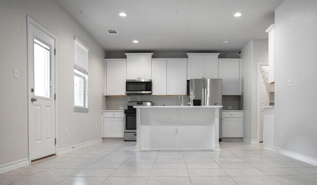 Building Photo - 341 Mary Max Cir