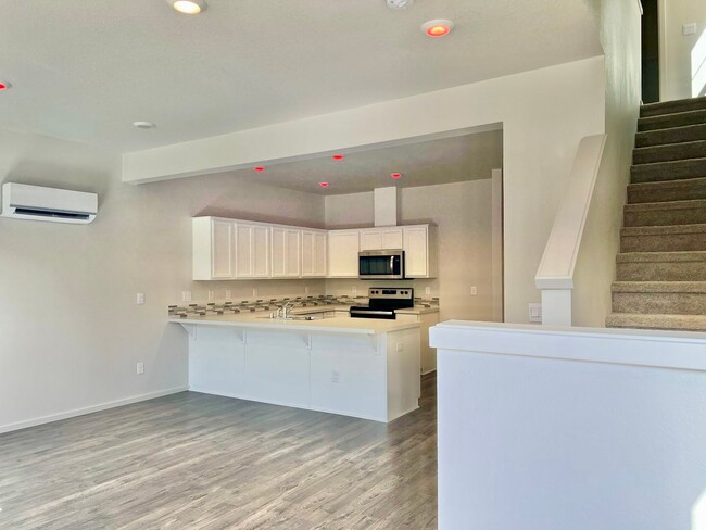 Foto del edificio - FREE RENT!! NEWER HOME IN EZ LIVING COMMUN...