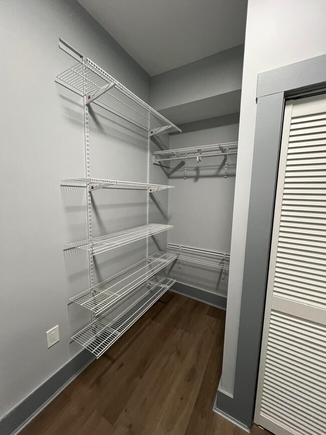 Building Photo - 170 Putnam St