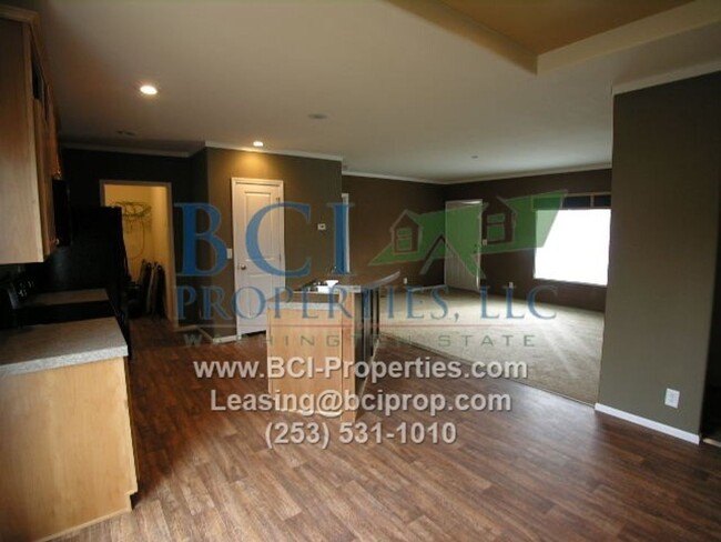 Building Photo - Evergreen Place Condominiums!! 3 Bed/ 2 Ba...