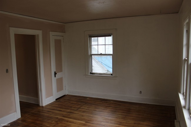 Building Photo - 1 br, 1 bath Apartment - 313 1/2 B Ave