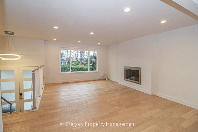 Building Photo - 604 9th Ave