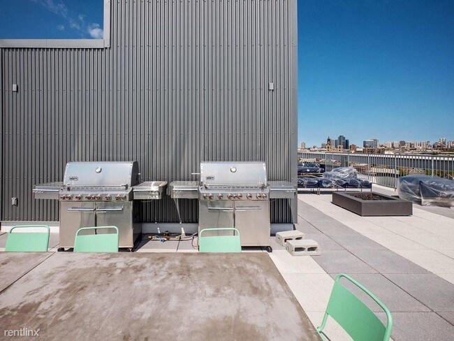 Foto del edificio - 1237 N Milwaukee Ave