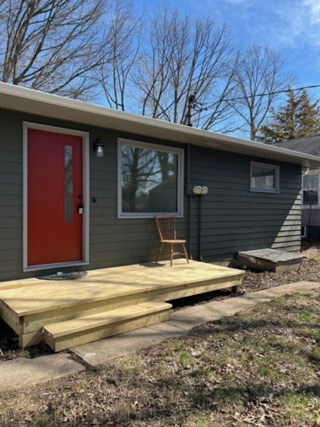 Foto del edificio - Charming 2BR Apartment Near Downtown Urbana + Garage