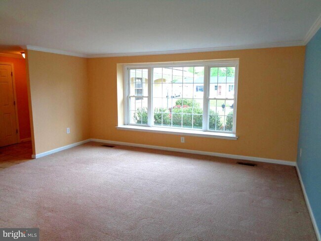 Building Photo - 1608 Debra Dr