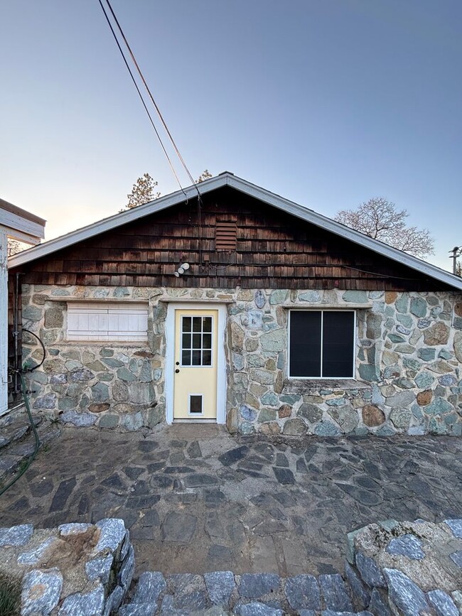 Foto del edificio - Charming Stone Cottage Available