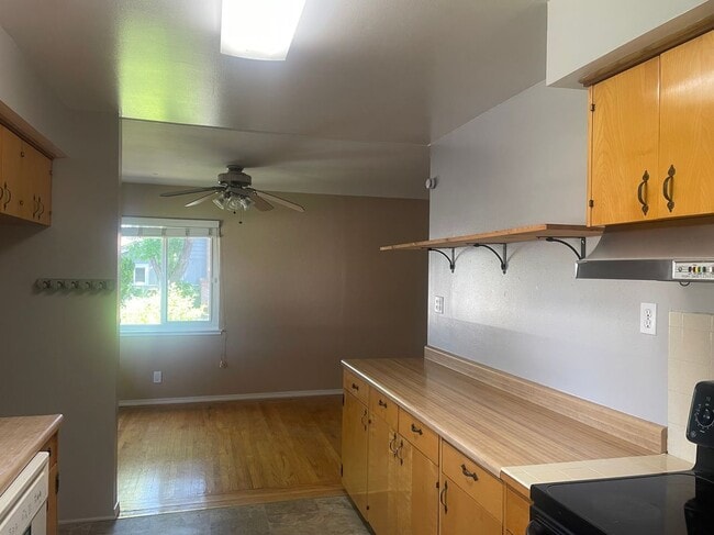 Building Photo - 561 Cottonwood St