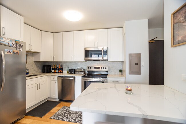 Kitchen - 3930 N Pine Grove Ave