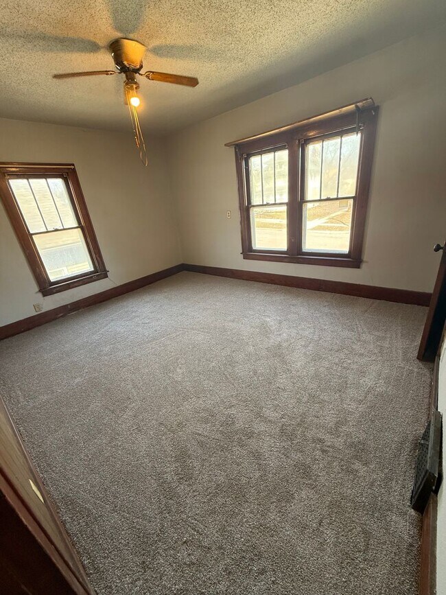 Foto del edificio - 623 W Main St