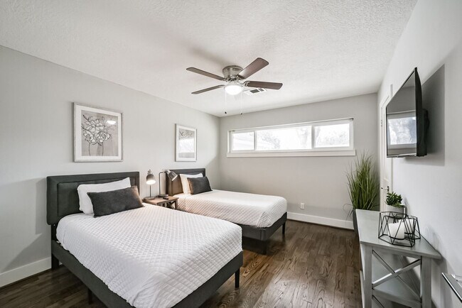 Building Photo - 5719 Viking Dr