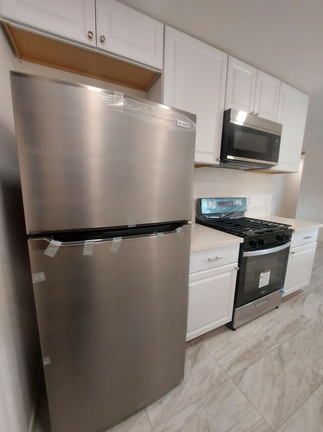 Foto del edificio - UPGRADED 3 bed/2bath