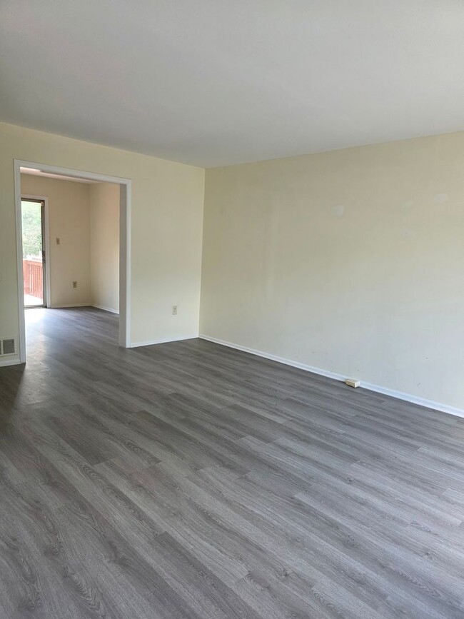 Building Photo - 13 Farland Way