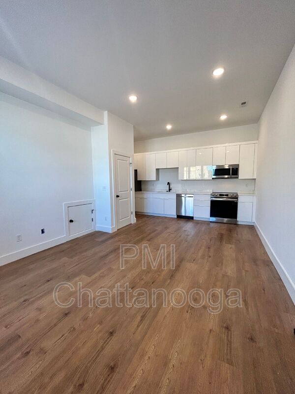 Building Photo - 975 Montague Pl