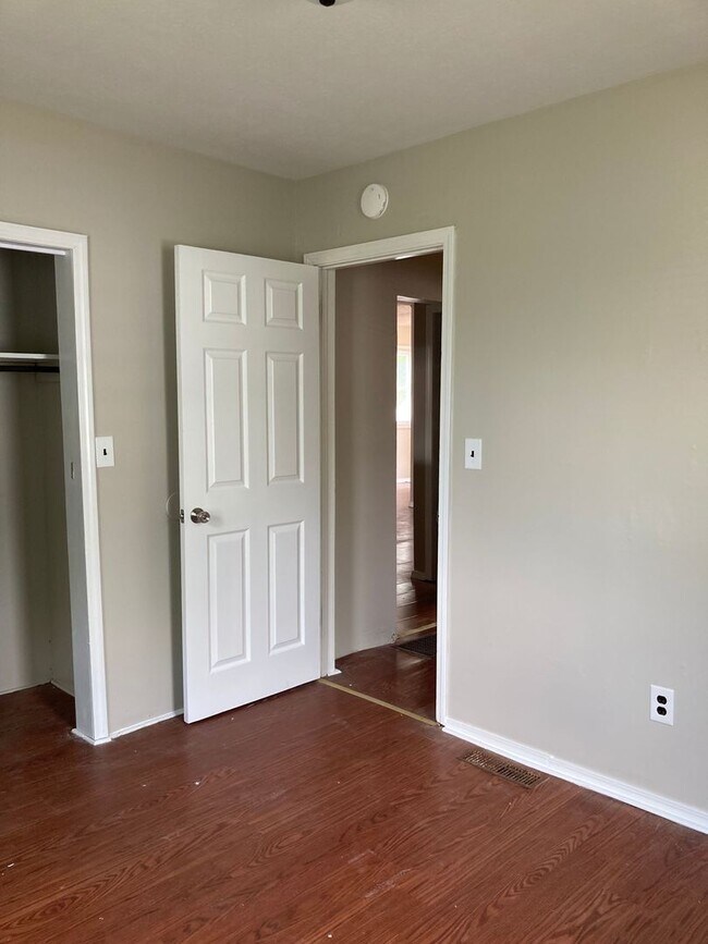 Foto del edificio - Price reduced! 3 bedroom house with detach...