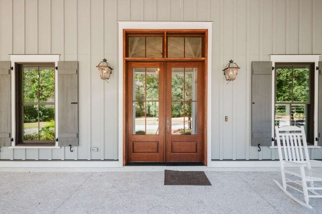 Building Photo - Stunning Custom Home in Palmetto Bluff