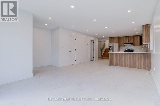 Building Photo - 152 Clarence St