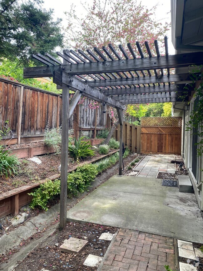 Building Photo - 737 Orinda Ln