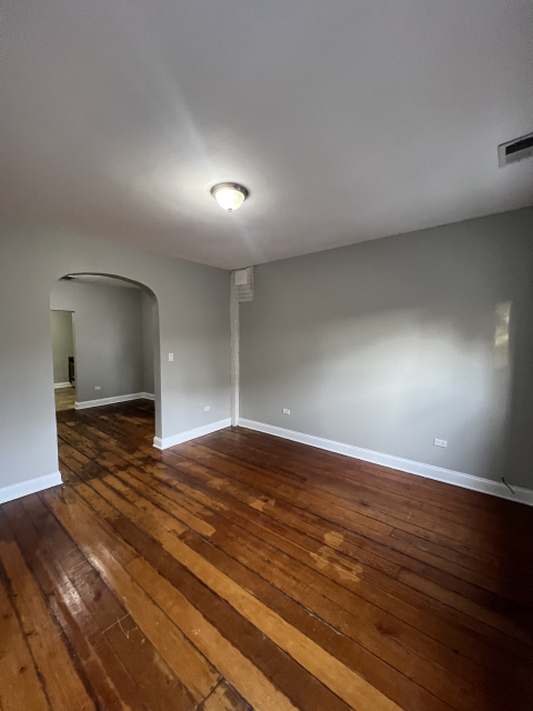 Building Photo - 3 bedroom in Chicago IL 60608