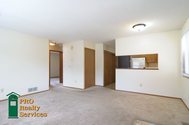 Building Photo - 2 Bedroom Townhome in Oakdale
