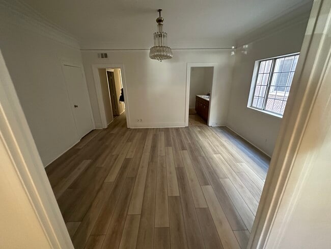Building Photo - 331 N Mariposa Ave