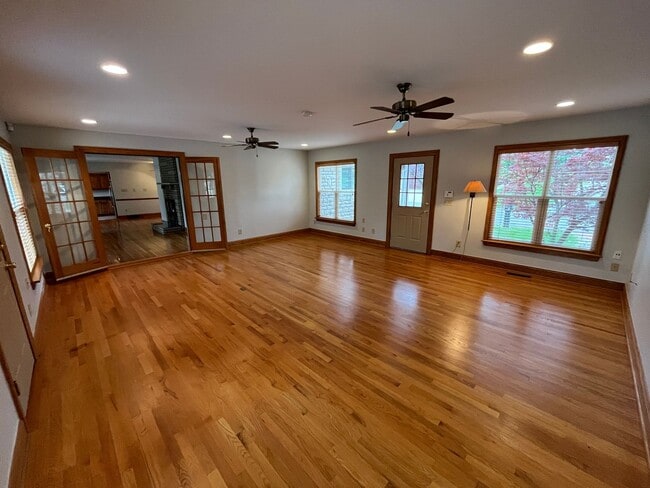 Building Photo - **RIVERFRONT 4-BEDROOM/2-BATH WITH 4-CAR GARAGE, FULL BASEMENT!!**